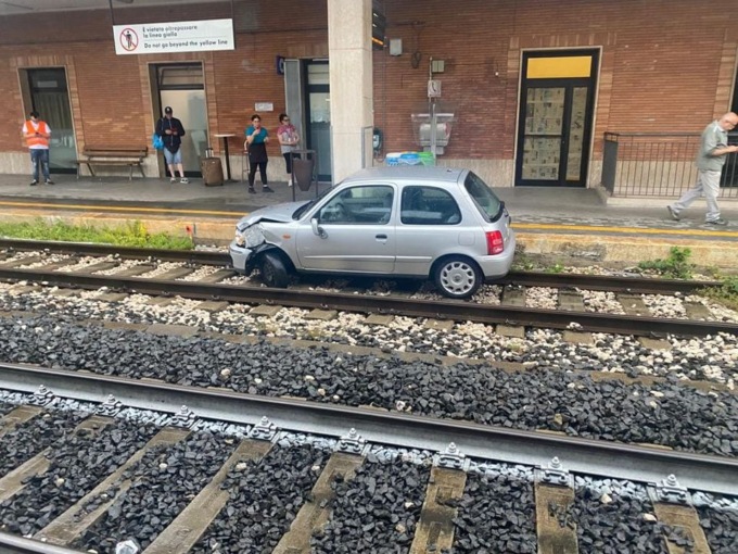 fabriano auto binari treno