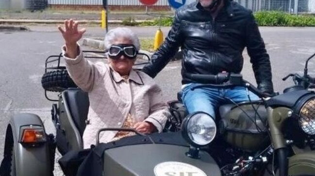 Operata al cuore a 101 anni festeggia… in sidecar