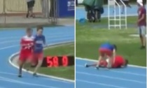L'avversario cade a pochi metri dal traguardo: Gioele, 11 anni, rinuncia alla vittoria per aiutarlo