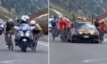 Incredibile al Giro d'Italia giovani: 31 corridori si fanno tirare in salita sullo Stelvio dalle moto della Polizia e dalle ammiraglie