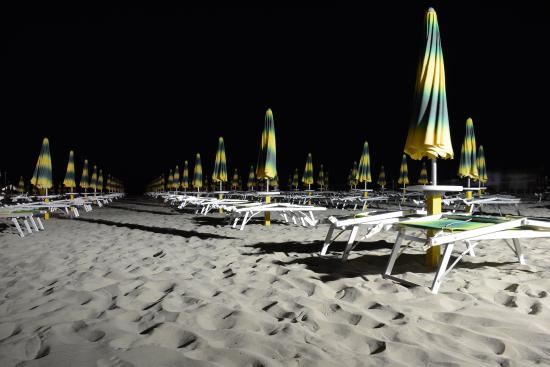 Incubo a Rimini, una 17enne denuncia: “Sono stata violentata in spiaggia”