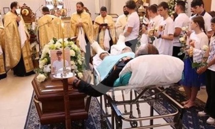 In barella al funerale del figlio morto nel suo stesso incidente sul lavoro
