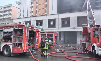 L'incendio di Roma, il bilancio finale è 1 morto, 10 feriti e oltre 100 famiglie sfollate