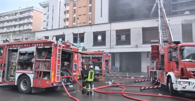 L’incendio di Roma, il bilancio finale è 1 morto, 10 feriti e oltre 100 famiglie sfollate