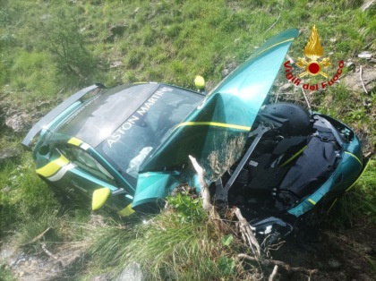 Sbanda in curva e vola nel dirupo distruggendo un’Aston Martin da 200mila euro