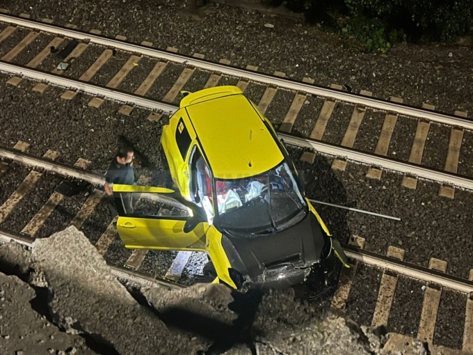 Vola con l’auto sui binari della ferrovia: salvo per miracolo