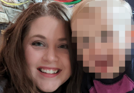 Bimbo di 2 anni trova una pistola in casa: spara e uccide la madre incinta di otto mesi