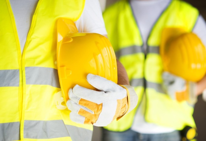 Rischiò di perdere il braccio al lavoro: operaio in nero fa chiudere l’azienda cinese (con multa da 193.000 euro)