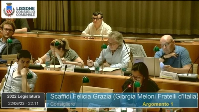 “Ho più amici gay che normali e li tratto come normodotati”: la frase shock della consigliera di Fratelli d’Italia