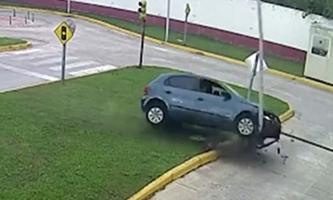 Cosa non fare all’esame di guida: il video della donna che si ribalta in auto è virale
