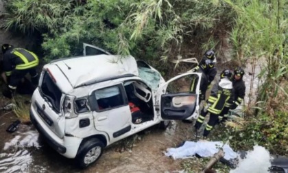 Finiscono con l'auto in un dirupo: morti mamma e figli di 11 e 13 anni