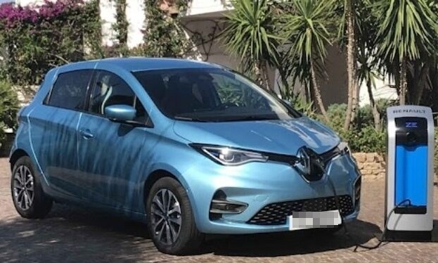 Auto elettrica prende fuoco da sola in garage: villetta devastata, mamma, papà e figlio salvi per miracolo