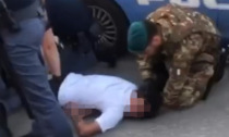 Dopo Milano e Livorno, anche a Verona un uomo è stato bloccato e steso a terra dalla polizia