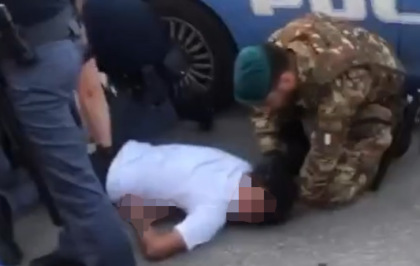 Dopo Milano e Livorno, anche a Verona un uomo è stato bloccato e steso a terra dalla polizia