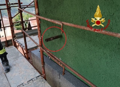 Taglia un tubo nel muro, ma è un siluro della Grande guerra e fa esplodere la casa