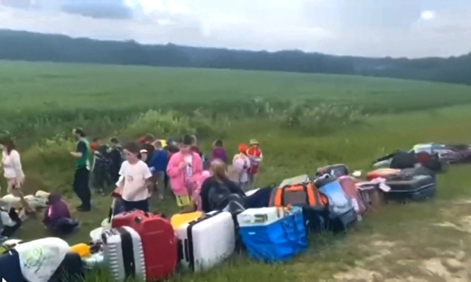 Alla scolaresca in gita non piace come guida l’autista, lui li scarica tutti in mezzo alla campagna