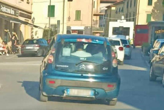 Incredibile, una nuova follia: in sette un’utilitaria e guida un bambino!
