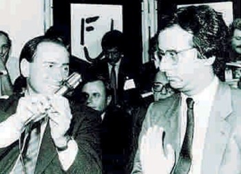 Quella volta che Silvio Berlusconi andò alla Festa de L’Unità davanti a casa sua ad Arcore: “Sono un compagno come voi”