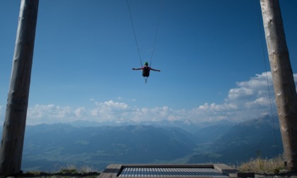 Dondolati sull'altalena più pazza del mondo nel cuore delle Dolomiti