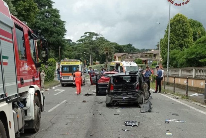 Tir contromano travolge sei auto: terrore in strada a Roma