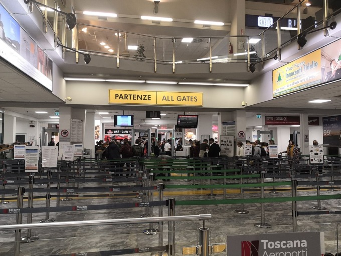 Rischia di perdere il volo e lancia un allarme bomba