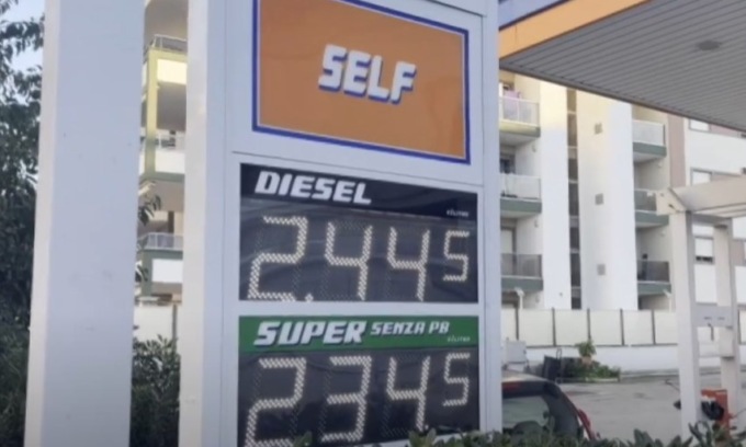 Benzina a 2.80 in autostrada, dal primo agosto scatta l’obbligo di esporre i prezzi medi