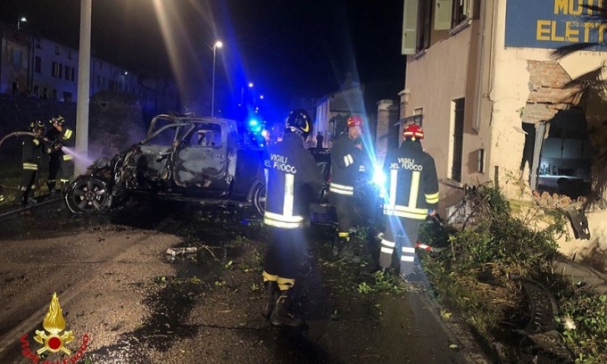 Pick up contro il muro di una casa, poi prende fuoco: un ragazzo morto e quattro feriti