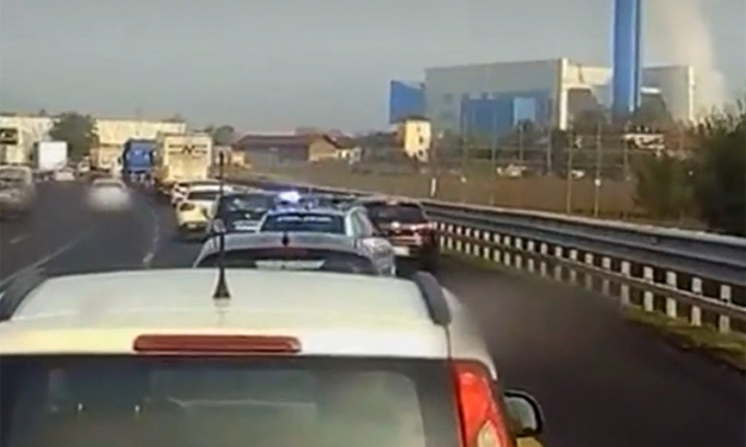 La Polizia ferma il furbetto in corsia d’emergenza: video virale… da Torino è tutto, a voi la linea!