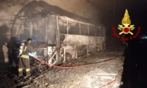 Autobus di turisti in fiamme sulla A12 a Genova: inferno di fumo in galleria, 37 intossicati