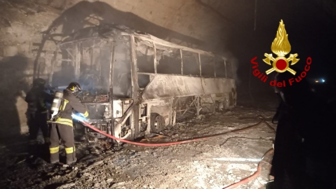 Autobus di turisti in fiamme sulla A12 a Genova: inferno di fumo in galleria, 37 intossicati