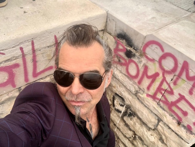 Piero Pelù infortunio sul lavoro: shock acustico mentre registra e tour annullato