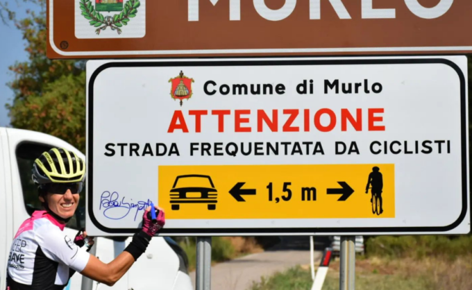 Il difficile divieto di sorpassare le biciclette se non c’è almeno un metro e mezzo di spazio libero
