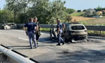 Spari, mezzi in fiamme e chiodi in strada: fallito l'assalto a un portavalori sull'A14 a Pescara