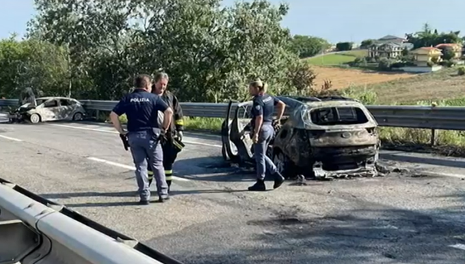 Spari, mezzi in fiamme e chiodi in strada: fallito l’assalto a un portavalori sull’A14 a Pescara