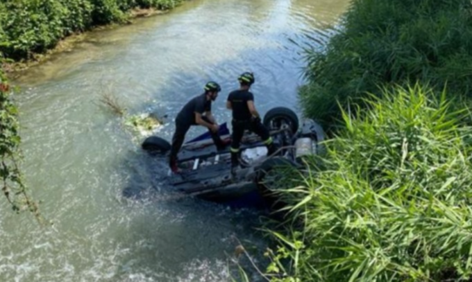 Folle inseguimento tra pusher e carabinieri: auto degli spacciatori finisce ribaltata in un fosso