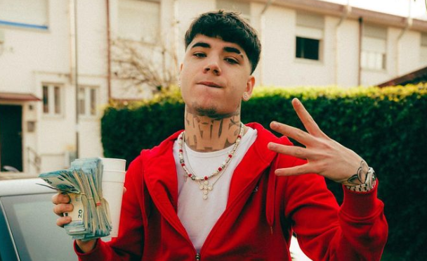 Ferito un ragazzo nella sparatoria tra bande rivali di rapper a Milano: cosa c’entra Shiva
