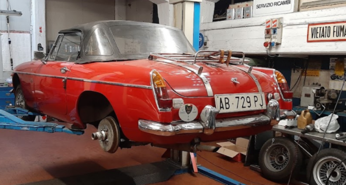 Meccanico muore in officina schiacciato da un motore sganciatosi da un ponte