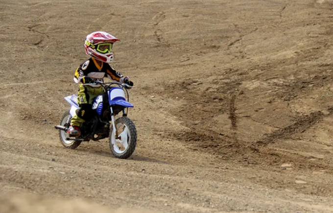 Bambino di 9 anni finisce contro un albero con la minimoto nel giardino di casa