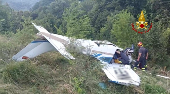 Il video dell’aereo da turismo precipitato e schiantato al suolo: morto il pilota 57enne