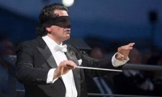Maestro Veronesi licenziato dopo aver diretto bendato: “Persecuzione politica”