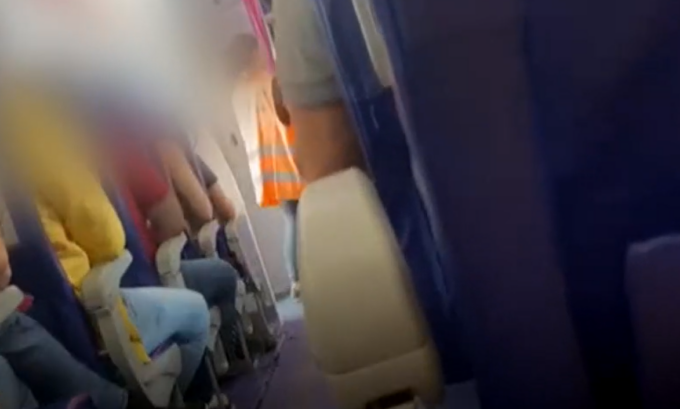 Shock sull’aereo: passeggero urina dentro una bottiglia di birra davanti a tutti