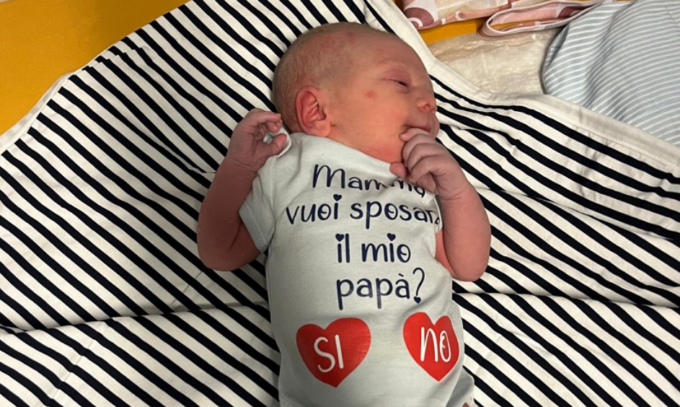 “Mamma, vuoi sposare il mio papà?”, la geniale proposta di matrimonio fatta dal figlio appena nato