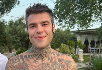 Fedez denuncia un parcheggiatore abusivo, i social si dividono: “Forte coi deboli”