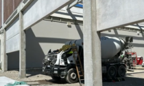 Alla guida di una betoniera, si schianta contro il muro di un cantiere che gli crolla addosso: morto 63enne