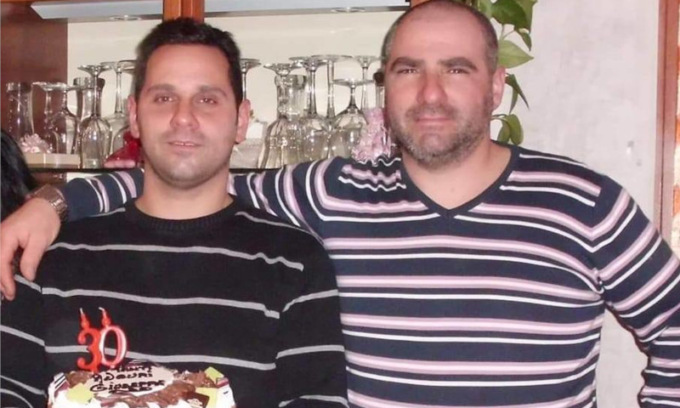 Precipita e muore in cantiere come il fratello cinque anni dopo