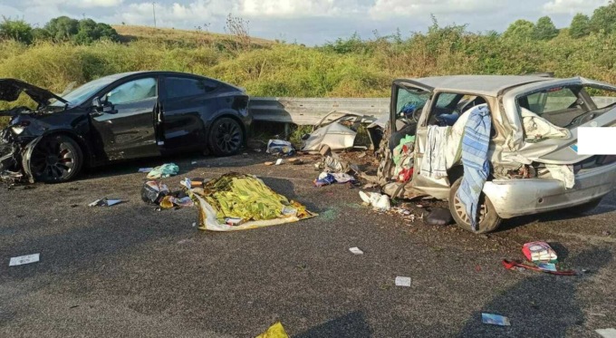 Ventenne contromano col Suv Tesla provoca un frontale: morta una donna