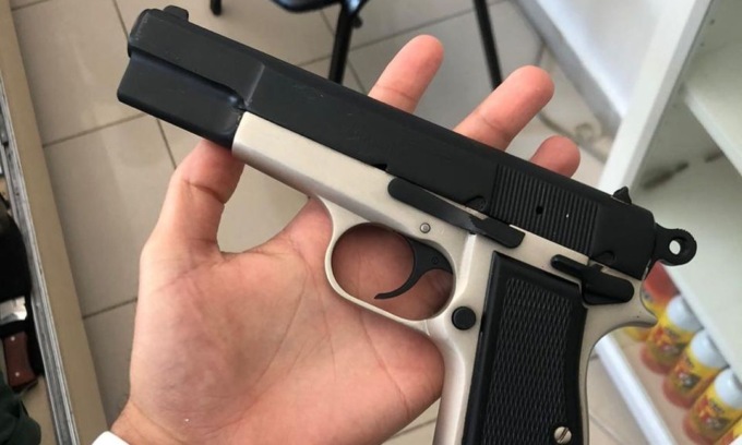 Attenti a quello che postate sui social. Minorenne pubblica la foto di una pistola (finta) e si trova la Polizia a casa