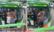 Violenta aggressione sull'autobus: il video dell'autista preso a pugni senza motivo da due passeggeri