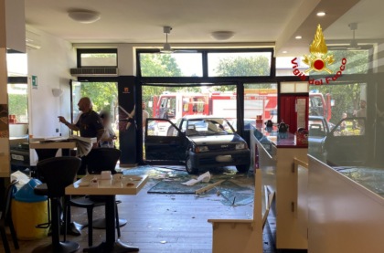 Ops… scusate! Entra nel bar con la Cinquecento, feriti due clienti
