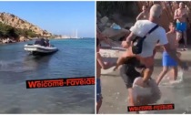 Dallo yacht a riva col gommone: il calcio volante di un bagnante arrabbiato diventa virale